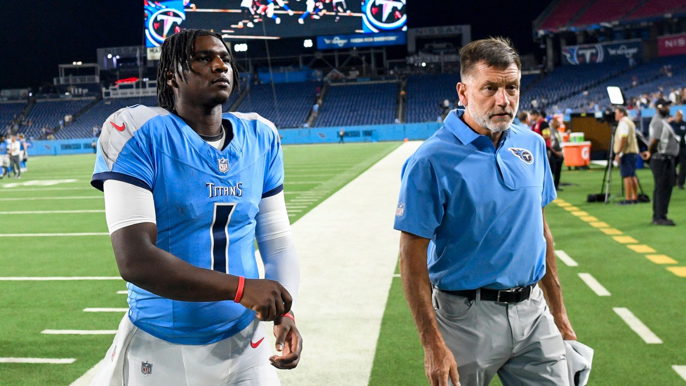 <strong>Tennessee Titans</strong><br>Rookie Cam Ward bringt einen ganz neuen Spirit in die Mannschaft. Sein klares Mindset, sein Engagement, seine Disziplin, seine Härte, seine Fähigkeiten mit dem Ball - all das macht das Team und seine Mitspieler automatisch besser. Auch wenn es im Training dann mal lauter wird und knallt. Reibung erzeugt Hitze. Und in Nashville wird es gerade warm. Zahlentechnisch blieb er ohne Interception, aber die Offense muss noch mehr punkten. Mit WR Calvin Ridley scheint er direkt eine Ebene und einen Go-to-Guy gefunden zu haben. Die O-Line schütze ihn zudem gut!<br><strong>Note: 1-</strong>