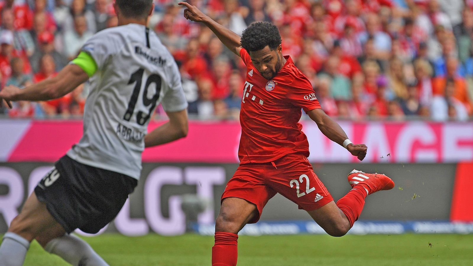 
                <strong>Serge Gnabry erzielt das vermeintliche 2:0 ...</strong><br>
                Bayern dominiert das Spiel über weite Strecken, Frankfurt wirkt müde und ideenlos. Serge Gnabry lässt die Bayern-Fans in der 26. Minute erneut jubeln, allerdings ist die Freude von kurzer Dauer ...
              