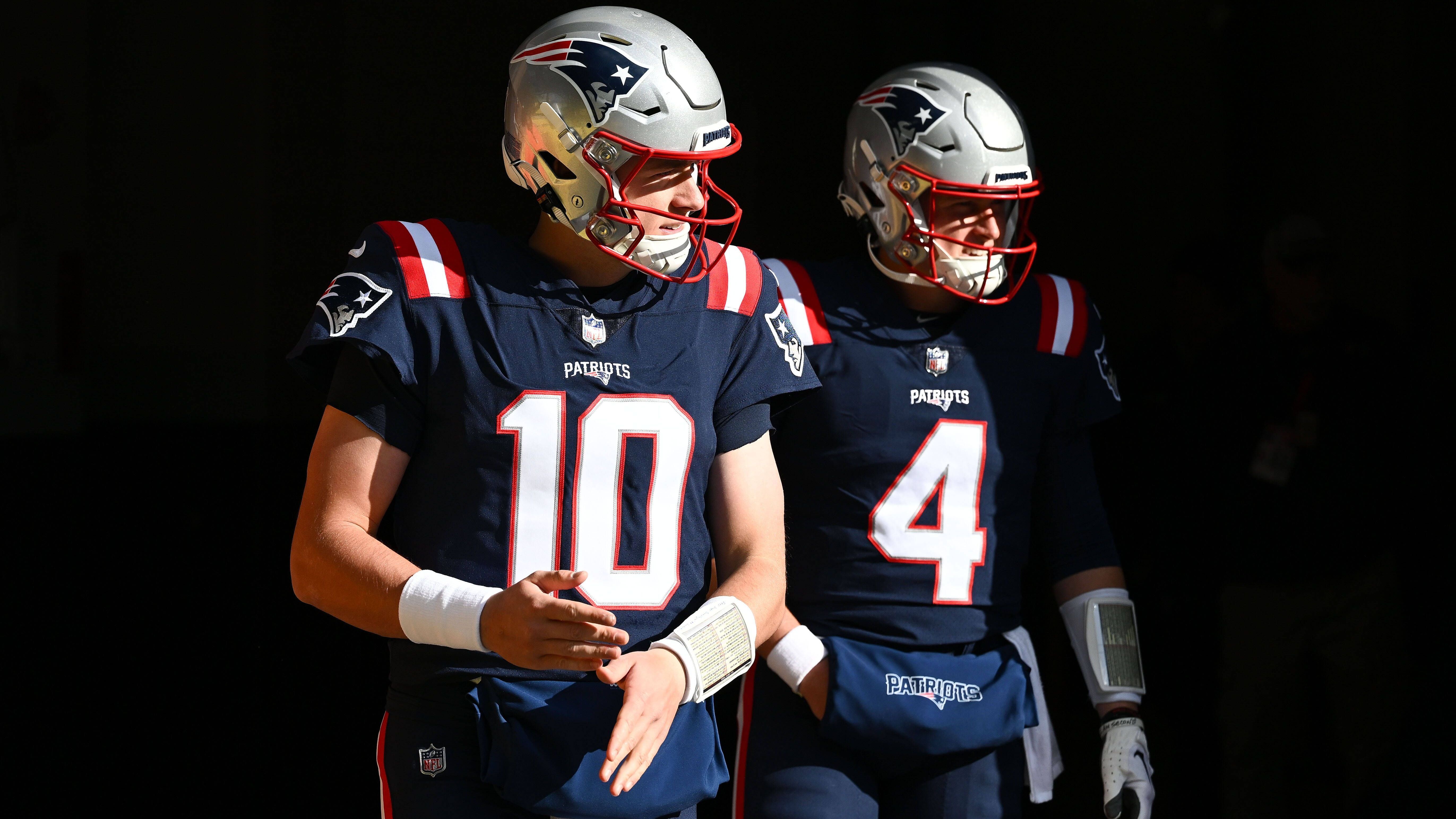 <strong>New England Patriots</strong><br>Patriots-Coach Bill Belichick hat sich noch nicht final geäußert, wer am Sonntag gegen die Los Angeles Chargers als Starter auf dem Feld stehen wird. Laut "The Athletic" erhielt im Training aber Bailey Zappe die Übungseinheiten mit der ersten Garde. Im vergangenen Spiel gegen die Giants wurde der eigentliche Starter Mac Jones nach der ersten Halbzeit erneut auf die Bank verbannt.&nbsp;&nbsp;<br>• Starter: ?<br>• Backup: ?