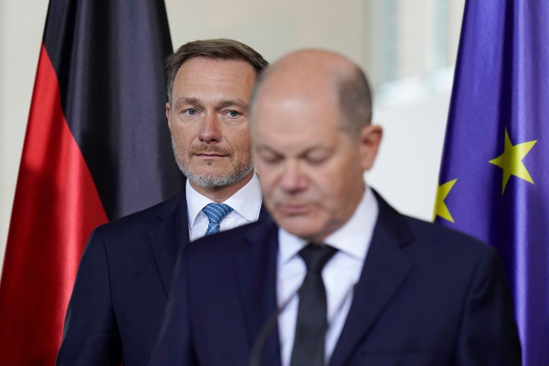 Christian Lindner (hinten) war für knapp drei Jahre Finanzminister unter Kanzler Olaf Scholz.