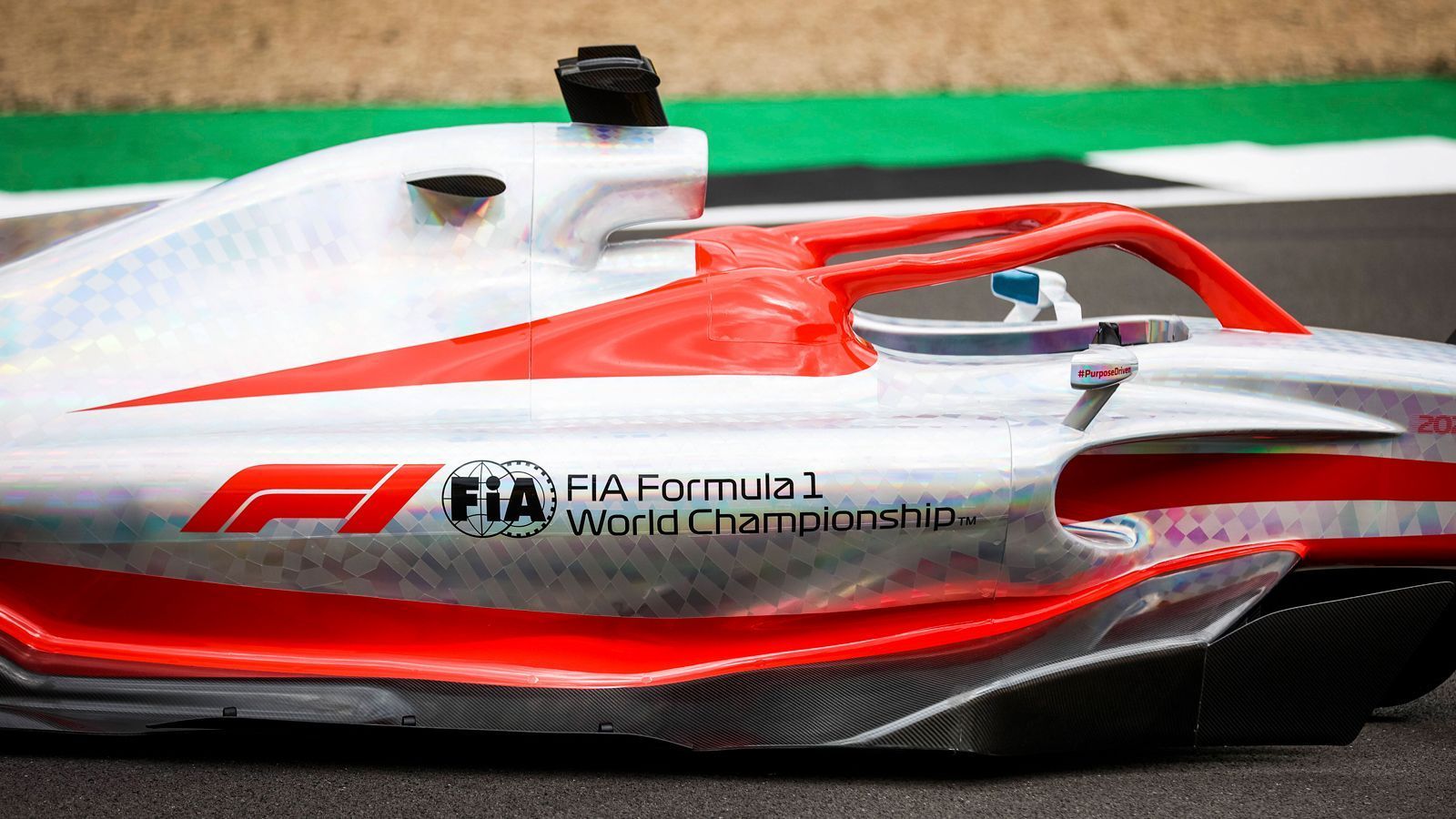 
                <strong>Eine geringere Budgetobergrenze</strong><br>
                Eine der Bedingungen der 2021 in der Formel 1 eingeführte Budgetobergrenze war, dass es Teams ermöglicht wird, ihr Budget nach Bedarf auf das richtige Niveau zu reduzieren. Während das Budget 2021 noch bei rund 145 Millionen US-Dollar lag, so wird es 2022 weiter sinken und bei lediglich 142,4 Millionen US-Dollar liegen. Dabei wurde auch berücksichtigt, dass 2022 ein Rennen mehr als 2021 stattfinden wird. 
              