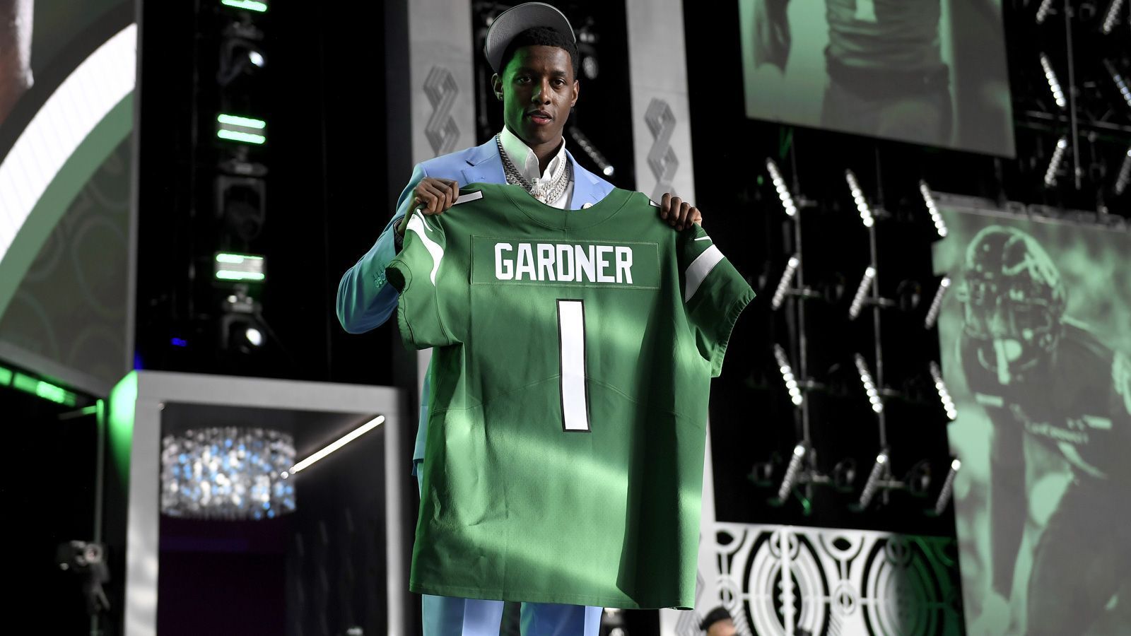 
                <strong>New York Jets</strong><br>
                &#x2022; 4. Pick (Runde 1): Sauce Gardner (CB, Cincinnati)<br>&#x2022; 10. Pick (Runde 1): Garrett Wilson (WR, Ohio State)<br>&#x2022; 26. Pick (Runde 1): Jermaine Johnson II (DE, Florida State)<br>&#x2022; 4. Pick (Runde 2): Breece Hall (RB, Iowa State)<br>&#x2022; 37. Pick (Runde 3): Jeremy Ruckert (TE, Ohio State)<br>&#x2022; 6. Pick (Runde 4): Max Mitchell (OT, Louisiana)<br>&#x2022; 12. Pick (Runde 4): Micheal Clemons (DE, Texas A&M)<br>
              