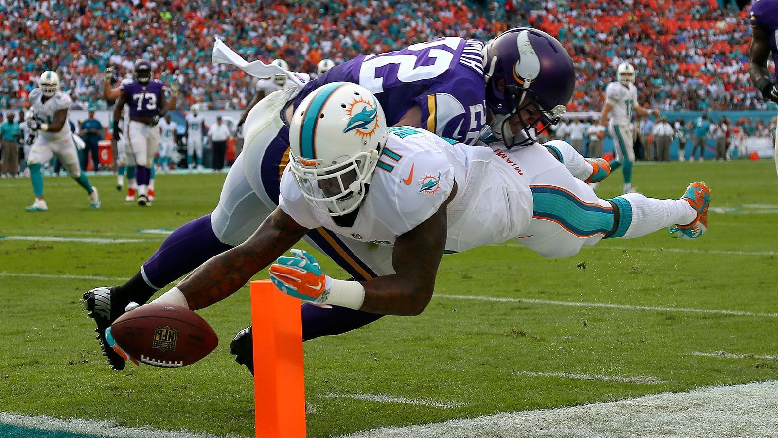 
                <strong>Top-Deals 2013</strong><br>
                Wide Receiver Mike Wallace (Foto) setzte seine Unterschrift bei den Miami Dolphins unter einen Kontrakt über fünf Jahre, der ihm bis zu 60 Millionen Dollar einbringen konnte (30 Millionen Dollar garantiert). Auf Rang zwei lag Guard Andy Levitre, der von den Tennessee Titans mit einem Arbeitspapier über sechs Jahre und einem Volumen von 46,8 Millionen Dollar ausgestattet wurde (13 Millionen garantiert). Den dritten Platz belegte in Greg Jennings ebenfalls ein Wide Receiver - sein Fünfjahres-Vertrag war den Minnesota Vikings bis zu 45 Millionen Dollar wert (17,8 Millionen Dollar garantiert).
              
