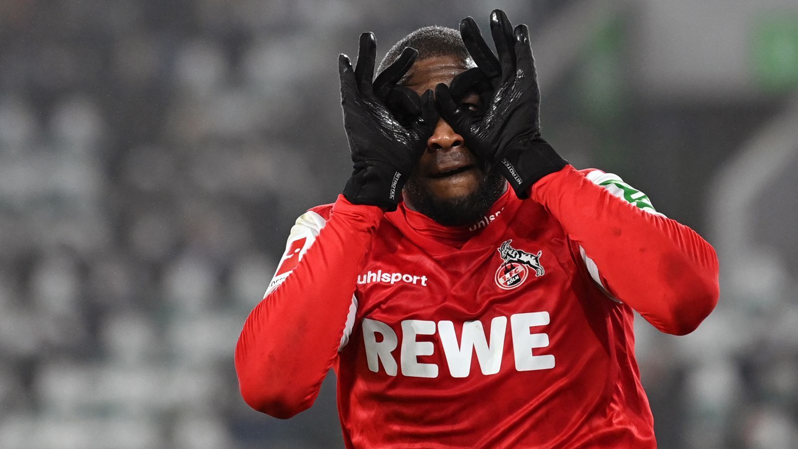 
                <strong>Top: Die sportliche Wiederauferstehung des Anthony Modeste</strong><br>
                Die Kölner sind nach der Hälfte der Bundesliga-Saison im Mittelfeld der Tabelle zu finden. Daran hat Torjäger Anthony Modeste einen ganz erheblichen Anteil. Der 33-Jährige erlebte in der Hinrunde bei den Domstädtern eine sportliche Wiederauferstehung nach zuvor durchwachsenen Jahren. Mit elf Treffern ist der Franzose der mit Abstand erfolgreichste Torschütze des FC in der laufenden Saison und hat damit schon mehr Tore erzielt als in den zurückliegenden drei Spielzeiten bei den Kölnern zusammen.
              