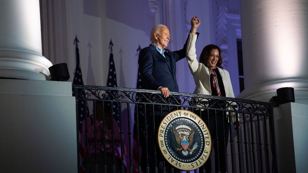 US-Präsident Joe Biden hebt die Hand von Vizepräsidentin Kamala Harris, nachdem er vom Balkon des Weißen Hauses aus das Feuerwerk zum Unabhängigkeitstag über der National Mall betrachtet hat.&nbsp;