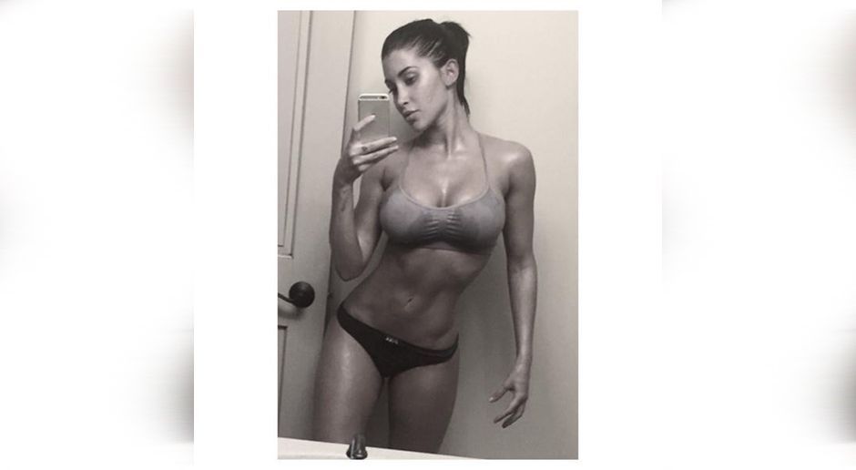 
                <strong>Claudia Sampedro</strong><br>
                Gestatten: Claudia Sampedro, Freundin von Packers-Star Julius Peppers. Egal ob im Bikini oder im Sportoutfit: Bei Sampedro sind freizügige Selfies ein beliebtes Hobby.
              