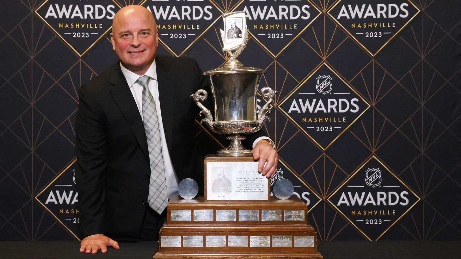 
                <strong>Jack Adams Award (Bester Coach)</strong><br>
                &#x2022; Jim Montgomery<br>&#x2022; Team: Boston Bruins<br>
              