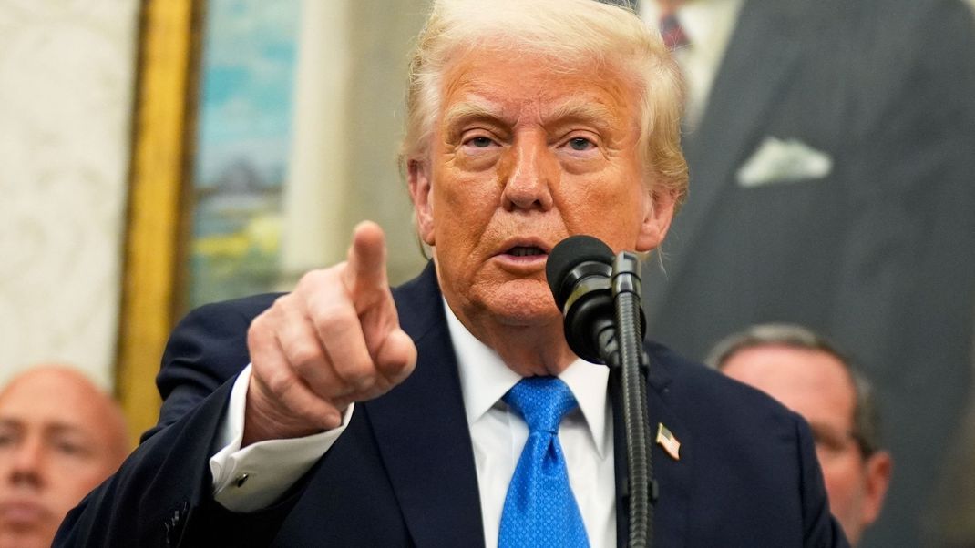 Trump verlangt Aufklärung, ob es sich bei Bidens behandelndem Arzt um den gleichen Mediziner handelt, der dem Demokraten zuvor volle kognitive Leistungsfähigkeit bescheinigt hat.