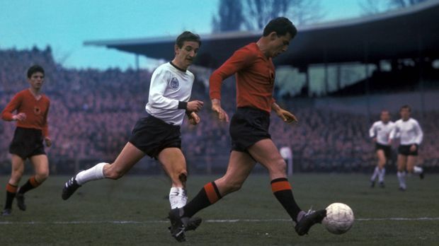 
                <strong>1968 Deutschland</strong><br>
                Deutschland - EM 1968: Deutschland hätte in Albanien ein Sieg für das EM-Ticket genügt, doch es reicht für die DFB-Elf nur zu einem blamablen 0:0. Die EM-Endrunde findet nach der "Schmach von Tirana" ohne den Vizeweltmeister von 1966 statt. Schwacher Trost: Auch Spanien, 1964 noch Europameister, qualifiziert sich nicht.
              