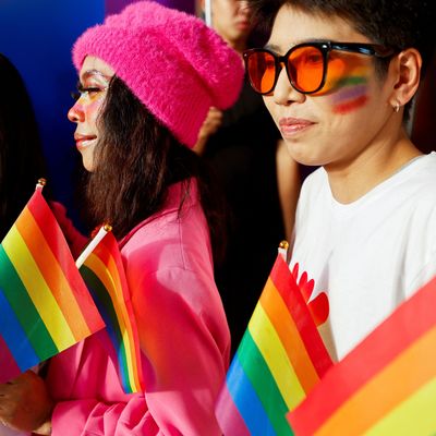 Teilnehmerinnen und Teilnehmer einer LGBTQ+ Parade im thailändischen Phuket.