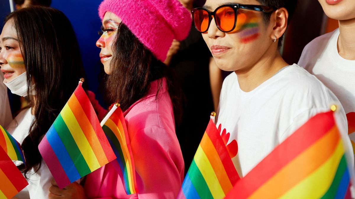 Teilnehmerinnen und Teilnehmer einer LGBTQ+ Parade im thailändischen Phuket.