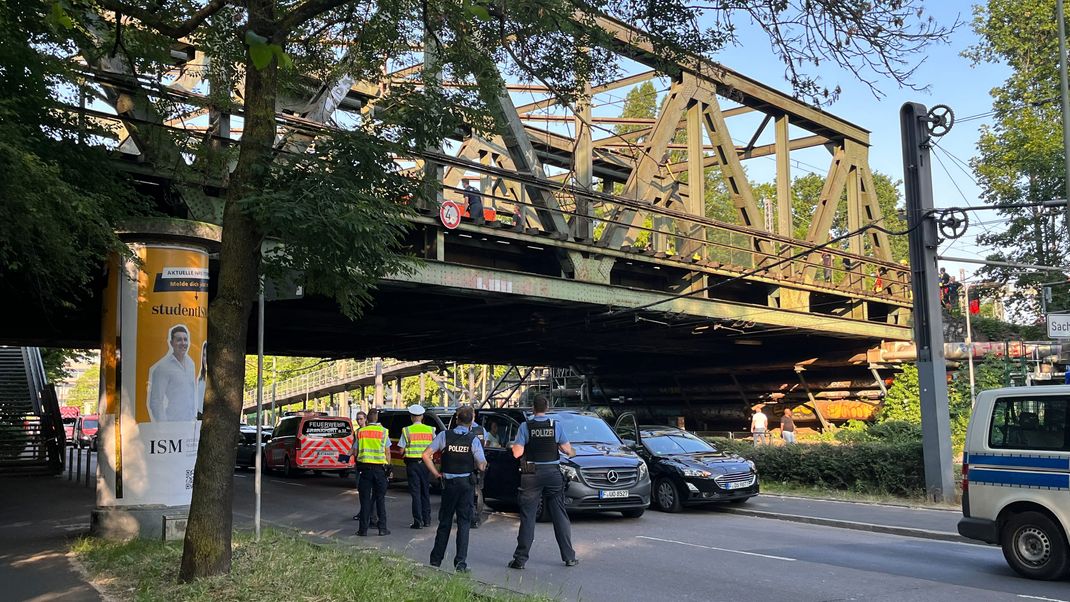 Aufgrund des Einsatzes wurden die Oberleitungen stromlos geschaltet. Die Folge: Evakuierung eines ICE mit 450 Reisenden.
