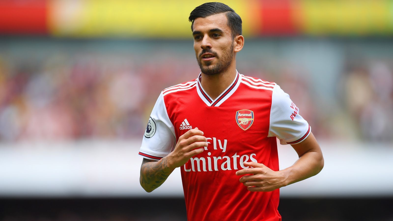 
                <strong>Dani Ceballos (FC Arsenal)</strong><br>
                Im Vorfeld der Leihe von Dani Ceballos zum FC Arsenal sorgte die Personalie des 23-jährigen Spaniers für Aufsehen. Wie die Zeitung "AS" berichtete, soll Real-Coach Zinedine Zidane dem U21-Europameister mitgeteilt haben, nicht mit ihm zu planen. Ceballos angeblicher Konter: "Kein Problem, Mister. Ich wollte auch nicht weiter mit Ihnen zusammenarbeiten." Aber: Der Real-Profi dementierte nicht nur diese Aussage, sondern erklärte, dass die Unterhaltung so nie stattgefunden habe. Fakt ist: In der Saison 2019/20 wird Ceballos definitiv nicht unter Zidane spielen, sondern bei Arsenal, das den Neuzugang herzlich empfing. "Er ist ein talentierter Spieler mit großen technischen Fähigkeiten, Kreativität und Präzision", lobte Ex-Trainer Unai Emery den Leihspieler, der in Madrid noch einen Vertrag bis 2023 besitzt. Bislang durfte Mittelfeldmann Ceballos in 17 Pflichtspielen für die "Gunners" ran (ein Tor, zwei Vorlagen).
              