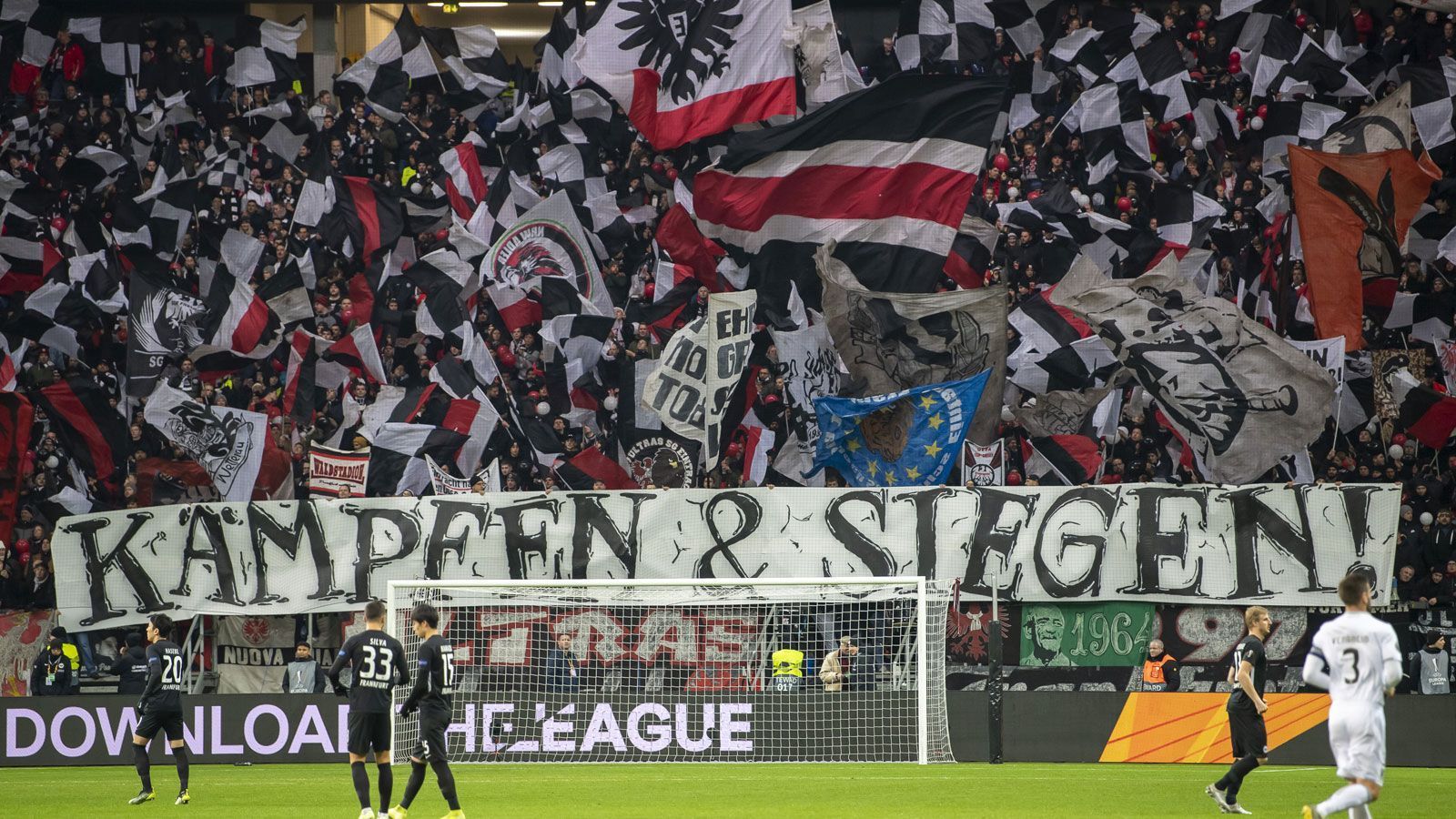 
                <strong>Heimspiel gegen Vitoria Guimaraes (12. Dezember 2019)</strong><br>
                Eine ganz schlichte Bitte - oder Forderung - hatten die Frankfurter Supporter im letzten Gruppenspiel gegen Vitoria Guimaraes an die Mannschaft: "Kämpfen und siegen!". Ersteres kann man natürlich immer erwarten. Der zweite Wunsch ging nicht in Erfüllung: Die Partie endete mit einem 2:3.
              