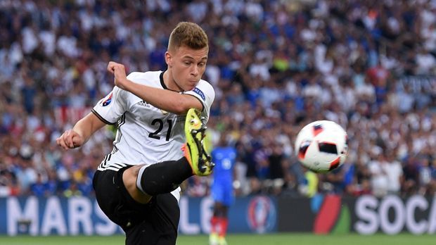 
                <strong>Joshua Kimmich</strong><br>
                Joshua Kimmich: Sein Abwehrverhalten hat immer noch Schwachstellen, was die Franzosen selten, aber effektiv ausnutzten. Gegen defensiv gut organisierte Gegner merkt man dann, dass es mit Dynamik und Wille im Angriff allein nicht getan ist. Hatte viel Platz auf der rechten Seite, kam auch in gute Positionen, nur seine Hereingaben fanden leider nicht ihr Ziel. ran-Note: 3
              