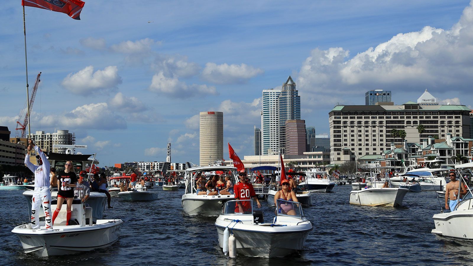 
                <strong>Die Bootsparade der Buccaneers nach dem Super-Bowl-Triumph</strong><br>
                Natürlich sind die "Bucs" nicht allein auf dem Wasser, eine beeindruckende Fan-Flotte begleitet das Team.
              