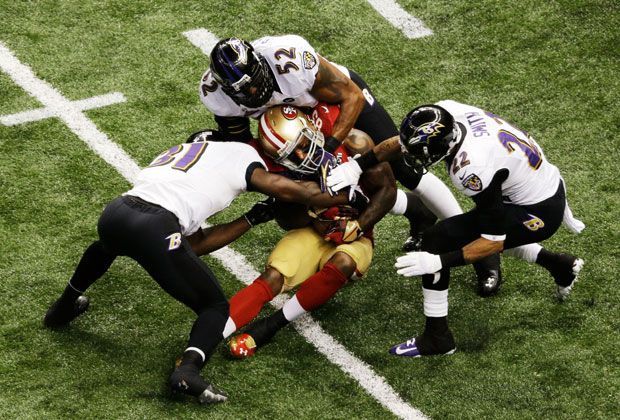 
                <strong>Die spektakulärsten Bilder der NFL</strong><br>
                Auf dem Rasen geht es dann sogleich ordentlich zur Sache: Hier wird Vernon Davis von den San Francisco 49ers gleich von drei Gegenspielern in die Mangel genommen
              