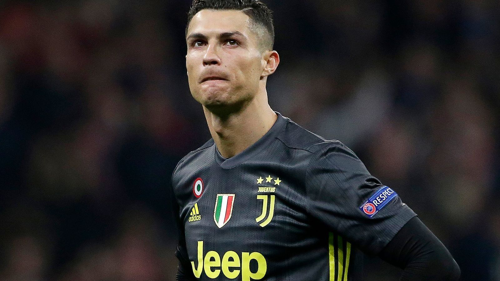 
                <strong>Juventus Turin (Italien)</strong><br>
                Cristiano Ronaldo und seine Juve-Kollegen laufen mit dem Schriftzug des Auto-Herstellers Jeep, zugehörig zum Fiat-Konzern, auf der Brust auf das Spielfeld. Laut offiziellen Angaben fließen dafür 35 Milllionen pro Jahr in die Kassen des italienischen Serienmeisters. 
              