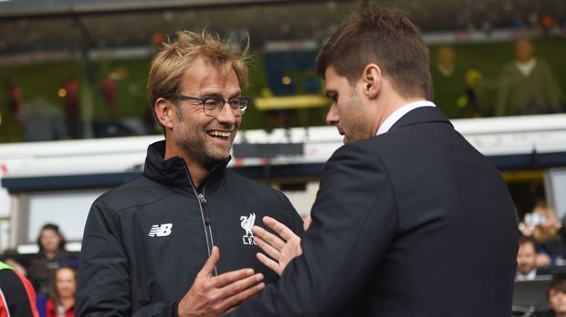 
                <strong>Begrüßung</strong><br>
                Auch die Begrüßung mit Trainer-Kollege Mauricio Pochettino fällt herzlich aus. Den Argentinier betitelt Klopp als Vorbild, wie schnell ein ausländischer Trainer in der Premier League seine Handschrift hinterlassen kann.
              