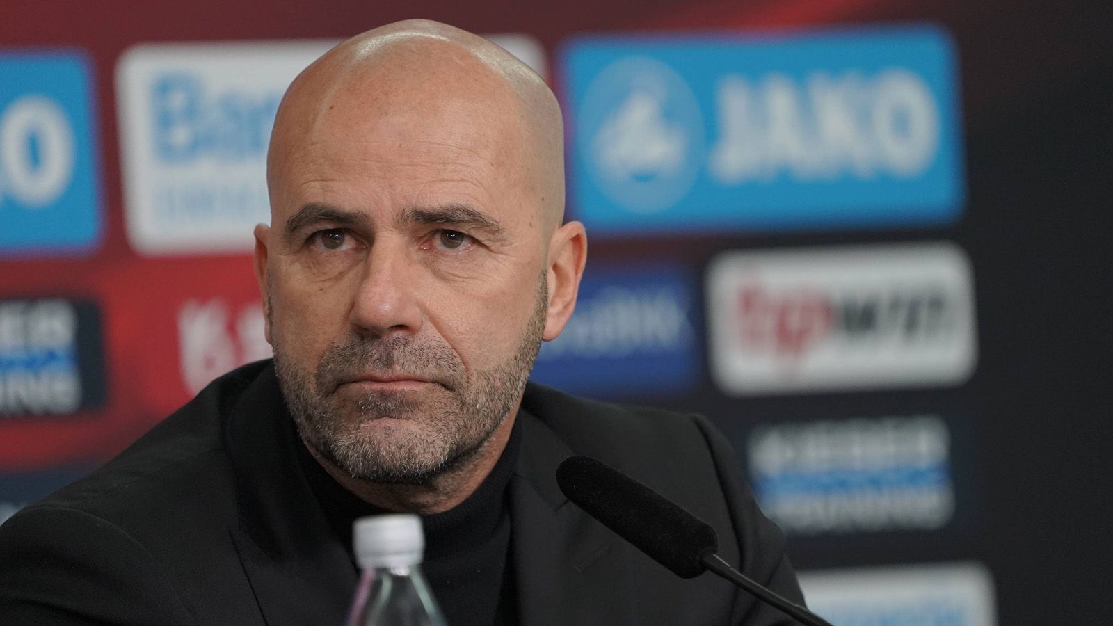 
                <strong>Peter Bosz (Bayer Leverkusen, Borussia Dortmund) </strong><br>
                Mit Peter Bosz arbeitet aktuell noch ein weiterer Landsmann von Schreuder in der Bundesliga. Peter Bosz ist seit Januar Trainer von Bayer Leverkusen. Die Werkself ist die zweite Trainerstation für den 55-Jährigen, der zuvor Borussia Dortmund ein knappes halbes Jahr trainierte. Beim BVB war Bosz als Nachfolger von Thomas Tuchel aus Amsterdam verpflichtet worden, wurde nach einer sportlichen Talfahrt jedoch im Dezember 2017 entlassen. Bisher bringt es Bosz auf 24 Spiele in denen er 40 Punkte (1,67 P.) holte.
              