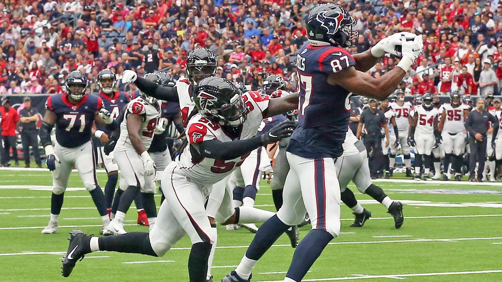 
                <strong>Passing Offense: Houston Texans</strong><br>
                Beim 53:32 der Houston Texans gegen die Atlanta Falcons überzeugte vor allem das Passspiel der Gastgeber mit 426 Yards und fünf Touchdowns. Gerade das Duo um Quarterback Deshaun Watson und Wide Receiver Will Fuller (die beide auch als Einzelspieler in dieser Aufstellung vertreten sind) funktionierte.Gesamtpunktzahl: 47
              