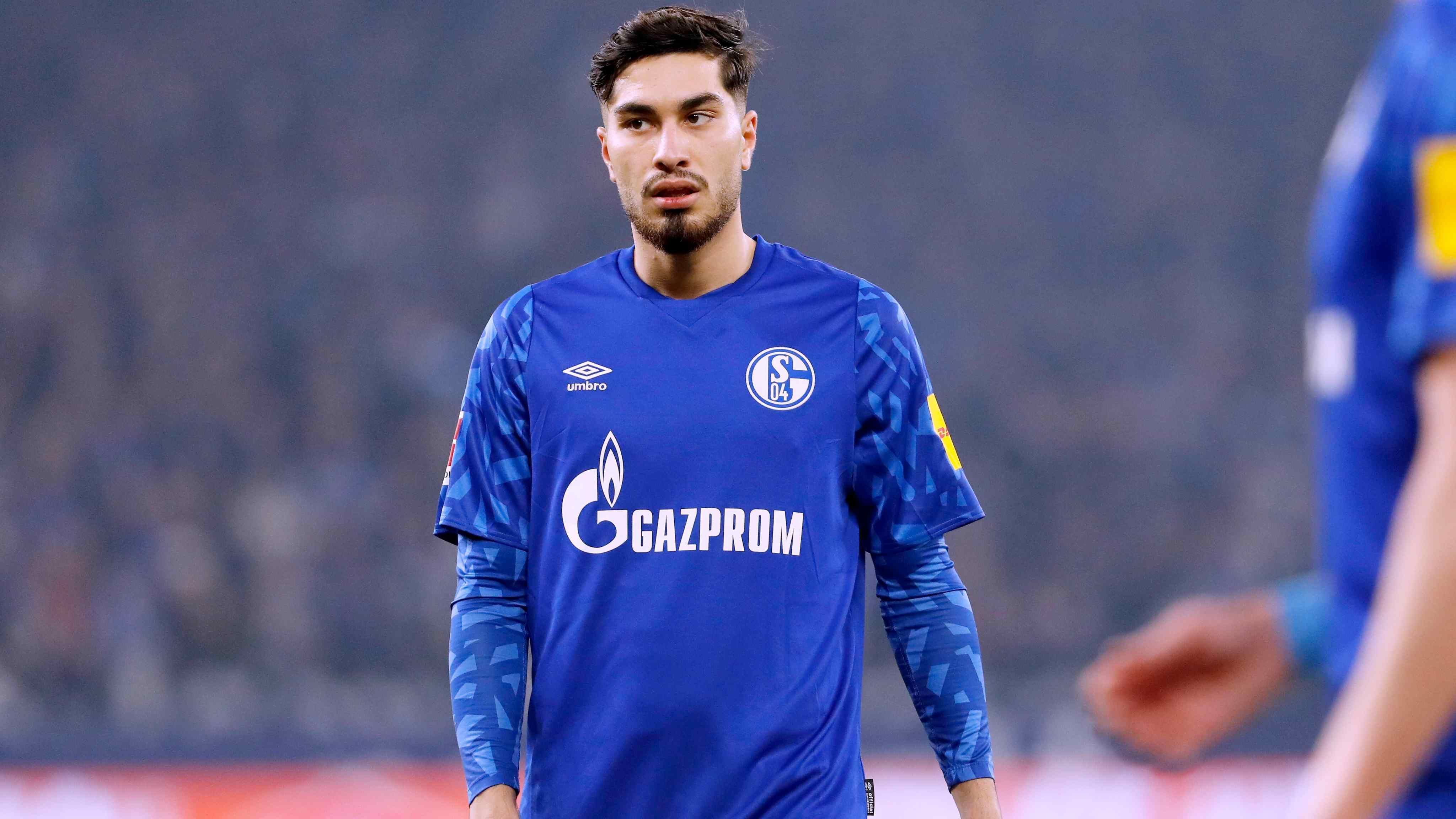 
                <strong>Mittelfeld: Suat Serdar (FC Schalke 04)</strong><br>
                Hätte Suat Serdar in der Rückrunde nicht mit so heftigen Verletzungsproblemen kämpfen müssen, würde er wohl in jedem Saisonrückblick eine Nennung finden. Der deutsche Nationalspieler war in seiner zweiten Spielzeit in Königsblau auf dem Weg zu seiner Gala-Saison. Als kreative Schaltzentrale im Schalker Mittelfeld stand er schon nach 18 Spieltagen bei sieben Toren. Er war einer der Hauptfaktoren für die starke Schalker Hinrunde und fehlte dem Team von David Wagner in der Rückrunde sehr. Der 23-Jährige stand sinnbildlich für den erfrischenden Fußball, den die Schalker noch zu Beginn der Saison aufs Feld bekommen haben. Wenn Serdar in der kommenden Saison an seine Leistungen anknüpfen kann, wird er wohl auch bald in der Nationalmannschaft eine größere Rolle spielen.  
              