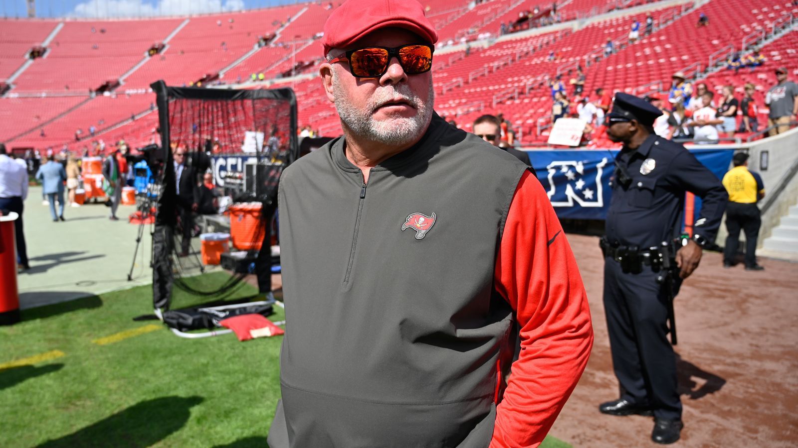 
                <strong>Tampa Bay Buccaneers</strong><br>
                "Ich bin nicht da", sagt Head Coach Bruce Arians, angesprochen auf die Frage, ob er denn das Vorspielen von Colin Kaepernick verfolgen würde. "Dafür haben wir andere Leute." Und einer davon werde auch nach Atlanta fliegen.
              