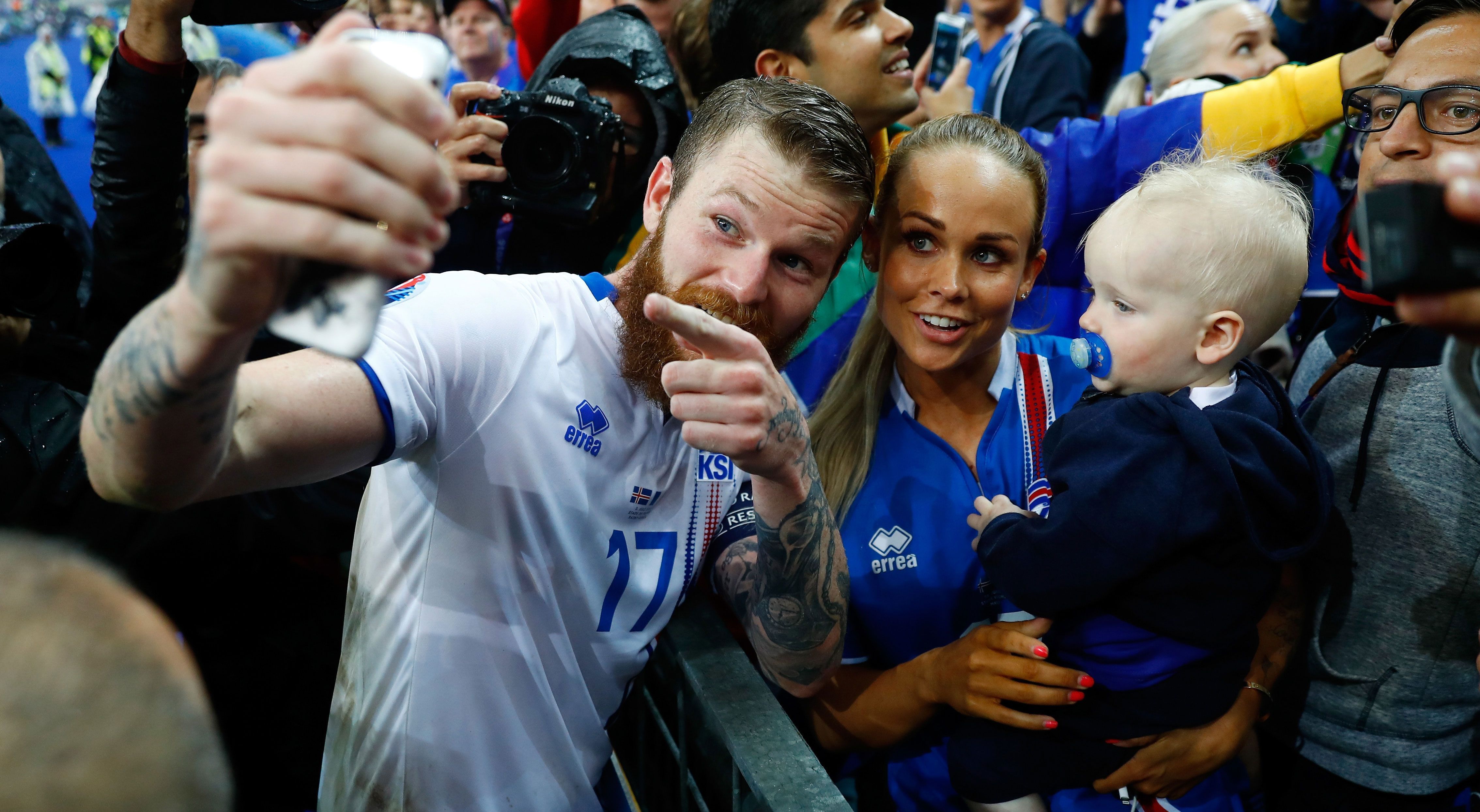 
                <strong>Aron Gunnarsson</strong><br>
                Bitte recht freundlich: Aron Gunnarsson denkt nach der Viertelfinal-Niederlage gegen Frankreich noch an ein Erinnerungsfoto samt Freundin Kris Jonasdottir und Sohnemann.
              