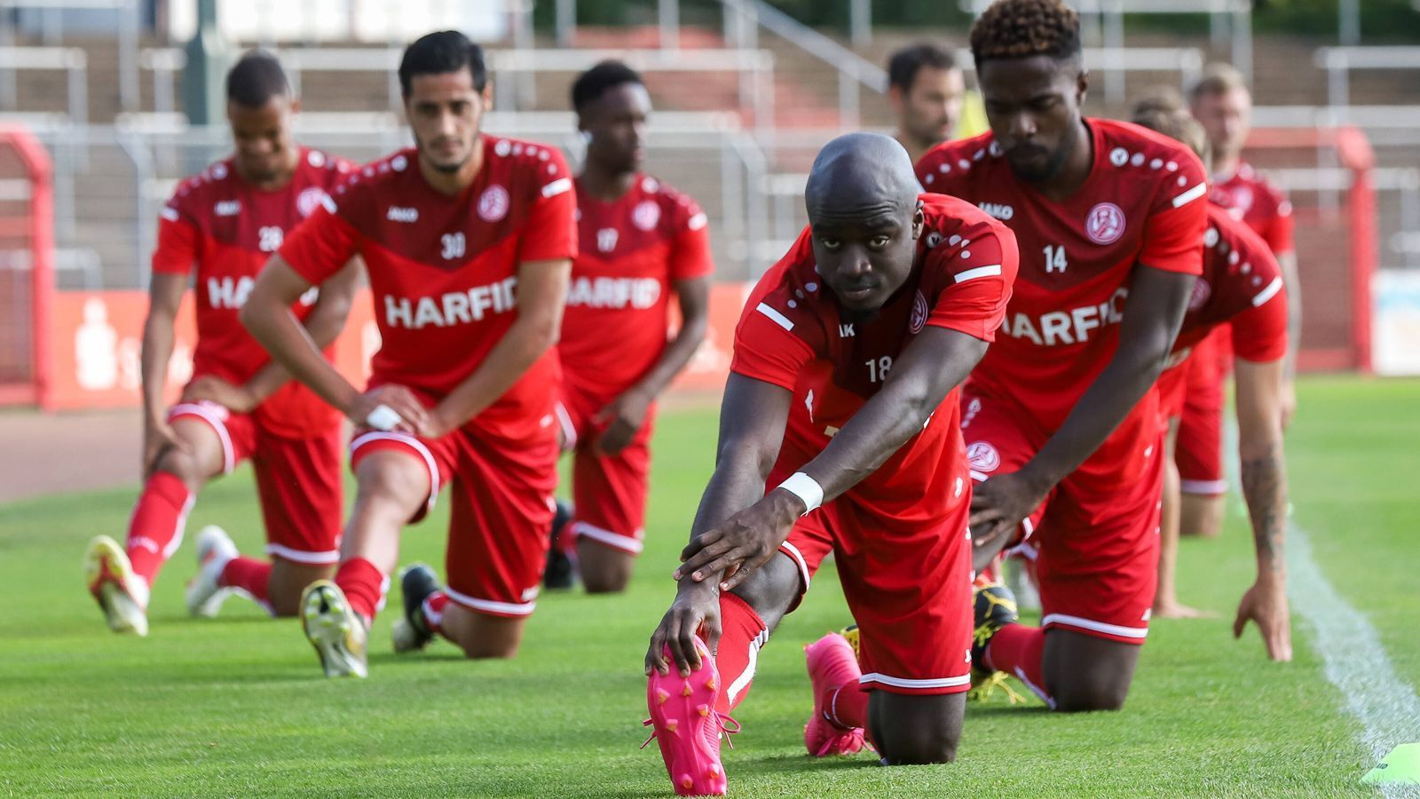 
                <strong>Niederrhein: Rot-Weiss Essen - 1. FC Kleve</strong><br>
                Rot-Weiss Essen strebt nach der Rückkehr in den Profifußball. Vergangene Saison belegte die Mannschaft von der Hafenstraße allerdings lediglich den 3. Platz in der Regionalliga West. Dafür soll es nun mit dem Pokalsieg klappen. Der Gegner ist der Oberligist 1. FC Kleve, der sich im Pokal-Halbfinale gegen den 1. FC Bocholt durchgesetzt hat. Essen tat sich bereits im Halbfinale gegen einen Oberligisten schwer, gewann nur 2:0 gegen TVD Velbert. Im Endspiel überlässt RWE daher nichts dem Zufall: Im Stadion Essen, welches Schauplatz des Finalspiels ist, wurde ein neuer Rasen verlegt. Dadurch sollen die fußballerischen Vorteile des Regionalligisten zum Vorschein kommen. In der 1. Runde des DFB-Pokals wäre Arminia Bielefeld der Gegner. 
              