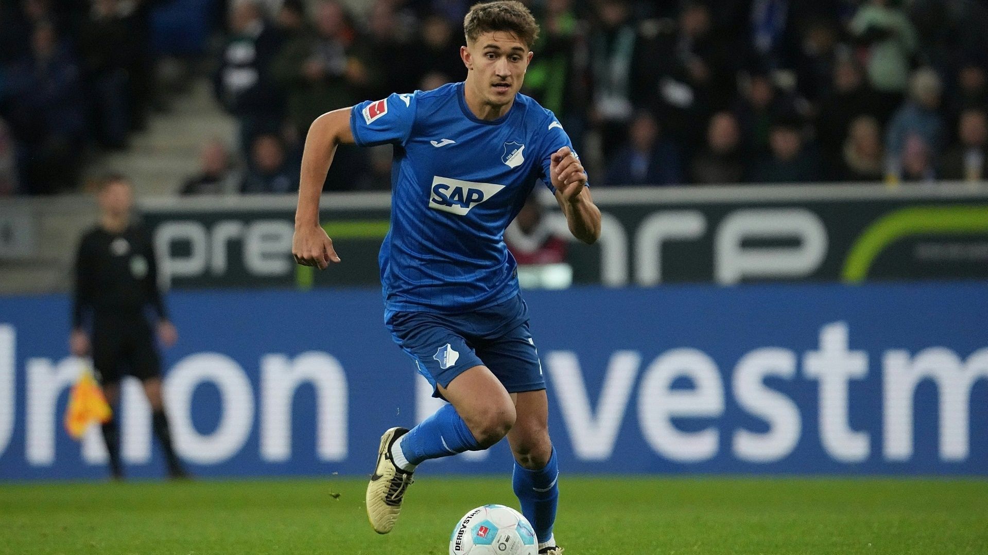 <strong>Tom Bischof (TSG Hoffenheim)</strong><br>Tom Bischof dürfte auf dem Radar der Talente-Scouts schon weit oben gelistet sein. In einer schwachen TSG-Mannschaft ist Bischof der große Lichtblick. Der 19-Jährige hat technisch enorme Anlagen und besitzt ein tolles Passspiel. Zudem zeigt er sich mit einer Zweikampfquote von 56 Prozent auch körperlich schon sehr reif. Geht es im Sommer zu einem Top-Klub, könnte sein Stern richtig aufgehen.