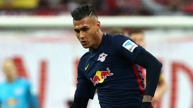 
                <strong>RB Leipzig</strong><br>
                RB Leipzig: Der Aufsteiger sorgte in der Hinrunde gehörig für Furore. Doch Verlierer gibt es auch: zum Beispiel Davie Selke. 2015 noch als teuerster Zweitliga-Transfer der Geschichte aus Bremen gekommen, schaffte er es in dieser Saison nur einmal in die Startelf. Englische Medien berichten vom Interesse vom FC Everton, von Swansea City und von West Ham United. "Sport Bild" bringt den Stürmer mit Leverkusen und Gladbach in Verbindung. Ebenfalls auf dem Absprung: Rani Khedira, Zsolt Kalmar und Terrence Boyd. Kommen soll dagegen wohl Innenverteidiger Dayot Upamecano von RB Salzburg.
              