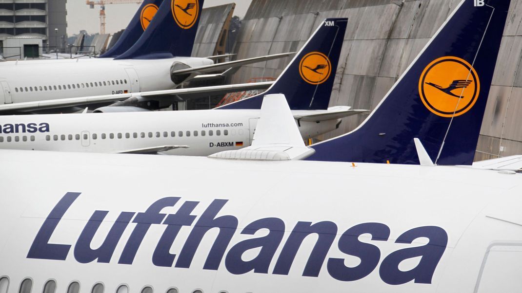 Drei Gewerkschaften sprechen zurzeit mit der Lufthansa über bessere Arbeitsbedingungen im Flugverkehr.