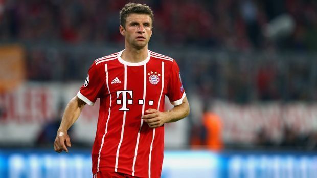 
                <strong>Thomas Müller</strong><br>
                Weltmeister Thomas Müller ist nach seinem Muskelfaserriss noch nicht vollständig genesen. Er verpasste bereits die vergangenen drei Bundesliga-Spiele. Sobald Müller seinen Trainingsrückstand aufgeholt hat, dürfte der 28-Jährige wohl wieder in den Kader zurückkehren.
              