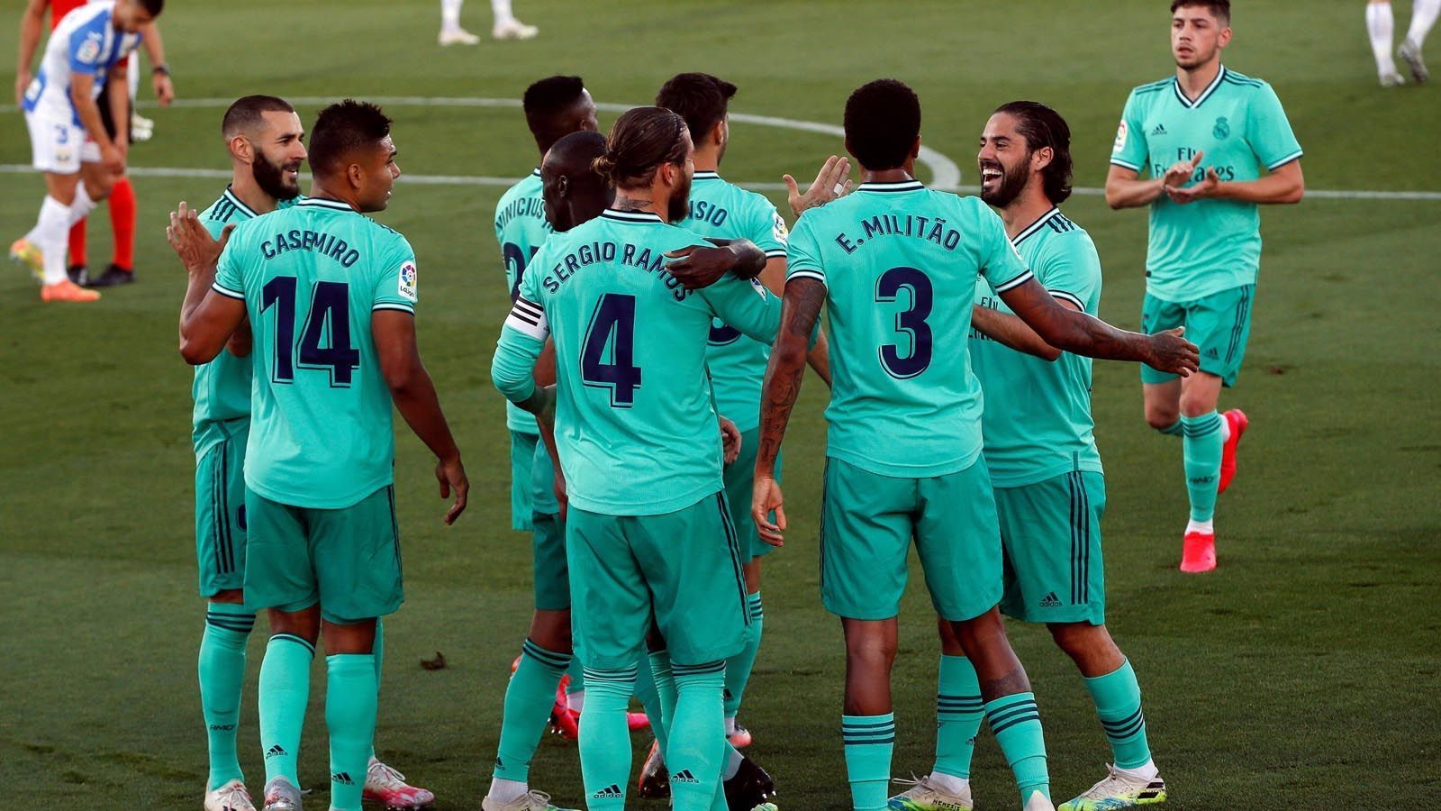 
                <strong>Real Madrid</strong><br>
                Mit einer abgeklärten Leistung sicherten sich die Königlichen nach dem Restart die Meisterschaft in La Liga, ohne dabei aber spielerisch zu glänzen. Zudem wiegt der 1:2-Rückstand aus dem Hinspiel gegen ManCity schwer. Abseits des Platzes sorgte vor allem Gareth Bale mit zahlreichen "Mätzchen" für Aufsehen. 
              