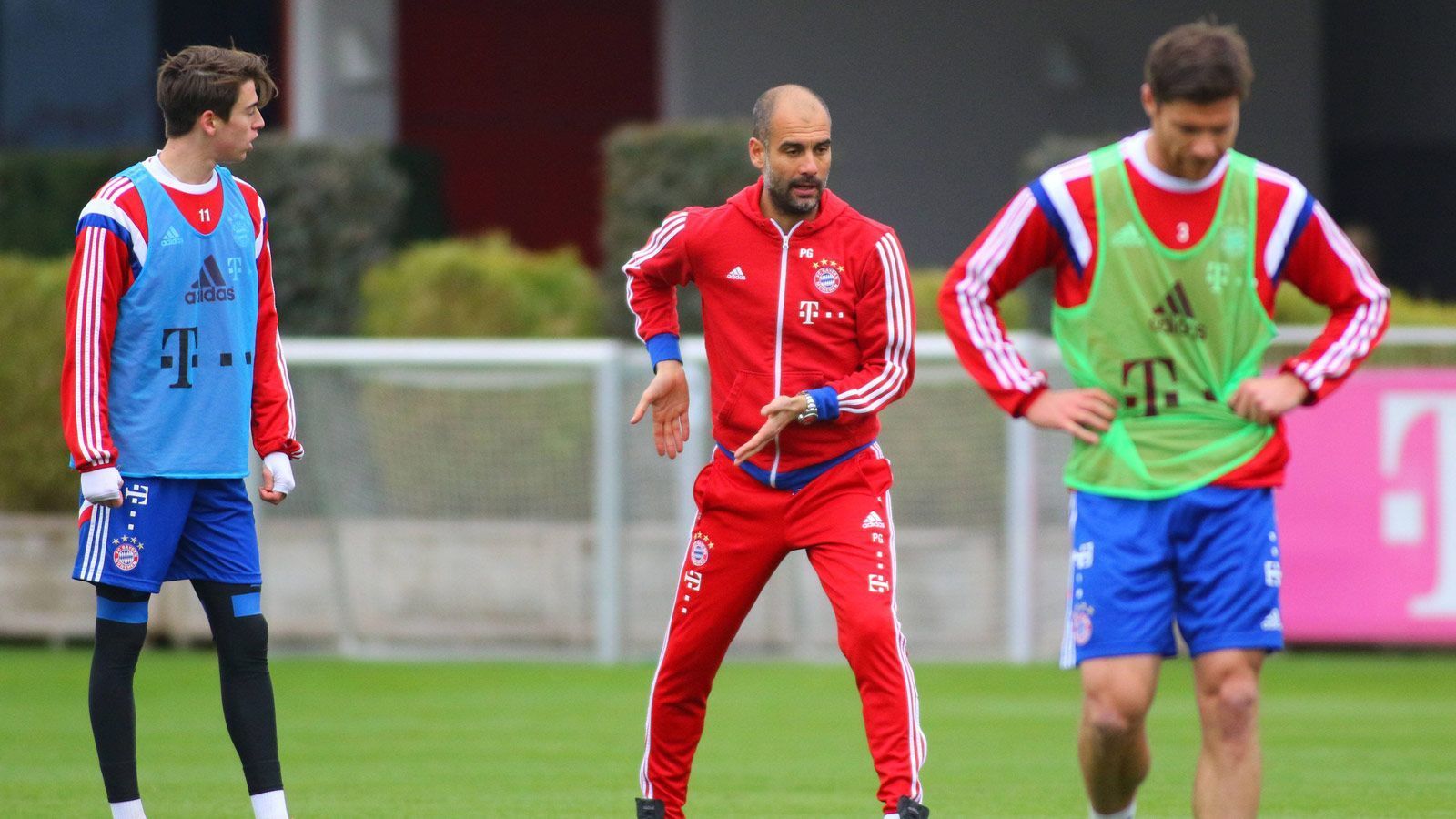 
                <strong>An der Säbener Straße stehen alle Türen offen</strong><br>
                Seine Karriere beginnt der Offensivspieler beim FC Bayern München. An der Säbener Straße durchläuft Scholl alle Jugendmannschaften und wird im Sommer 2014 von Pep Guardiola in die erste Mannschaft hochgezogen. Der ambitionierte Katalane fördert den damals 17-Jährigen und gibt ihm früh wichtige Tipps: "Lucas, du kannst fußballerisch alles, aber du musst deinen Kopf ändern." Wie Scholl später zugibt, habe er damals nicht verstanden, was Guardiola überhaupt gemeint habe. Anders als sein ebenfalls junger Mitspieler Gianluca Gaudino erhält Scholl in der Bundesliga keine Einsatzzeit.
              