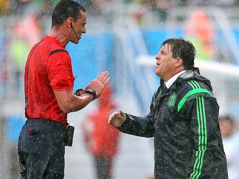 
                <strong>Miguel Herrera: Kleine Laus - ganz groß</strong><br>
                Eines ist klar, der heißblütige Lateinamerikaner lässt sich nur schwer beruhigen. Seinen Spielern begegnet er dabei stets mit Offenheit: "Wenn du etwas zu sagen hast, dann reiß dich zusammen und habe wenigstens die Eier, es den Leuten ins Gesicht zu sagen."
              