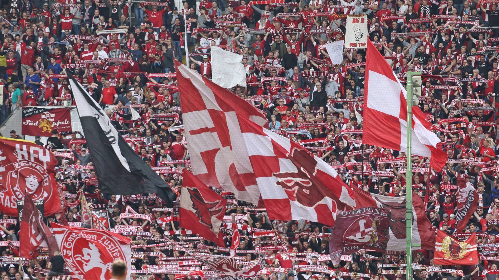 
                <strong>Platz 3: 1. FC Kaiserslautern </strong><br>
                Verkaufte Dauerkarten für die Saison 2019/20: 11.100
              