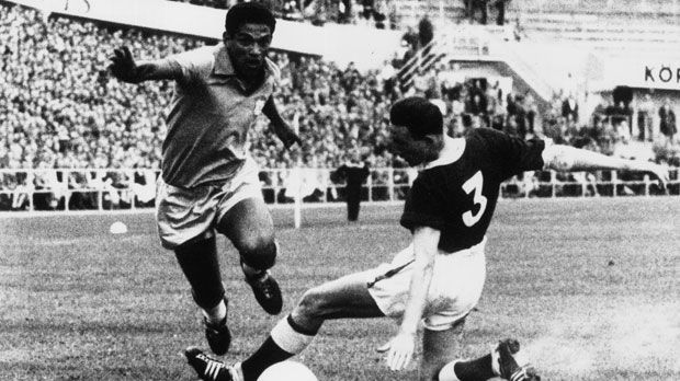 
                <strong>Garrincha (Brasilien)</strong><br>
                Manuel dos Santos (Brasilien) - oder kurz Garrincha - wurde an Peles Seite zweimal Weltmeister (1958, 1962). 1962, als sich Pele früh im Turnier verletzte, wurde Garrincha WM-Torschützenkönig. Der Dribbelkünstler gilt als einer der besten Fußballer aller Zeiten. Sein Markenzeichen waren ein O- und ein X-Bein.
              
