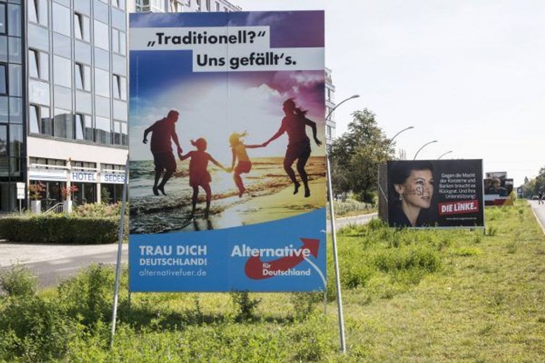 Auf den ersten Blick fällt es nicht auf - auf den zweiten sieht man jedoch, dass diese Familie aus Taiwan nicht dem "typisch deutschen" Bild entspricht, das die AfD hier abbilden wollte.