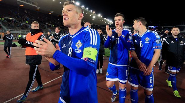 
                <strong>Nordirland - Steven Davis</strong><br>
                Nordirland - Steven Davis: Nordirlands Kapitän steht als zentraler Mittelfeldmann ohnehin schon im Zentrum des Feldes. Hinzu bekommt der 31-Jährige durch die Kapitänsbinde zusätzliche Verantwortung. Beim EM-Auftritt in Frankreich wird es nicht zuletzt auf den Profi von Southampton ankommen, um gegen Vorrundengegner wie Deutschland, Polen oder die Ukraine zu bestehen.
              