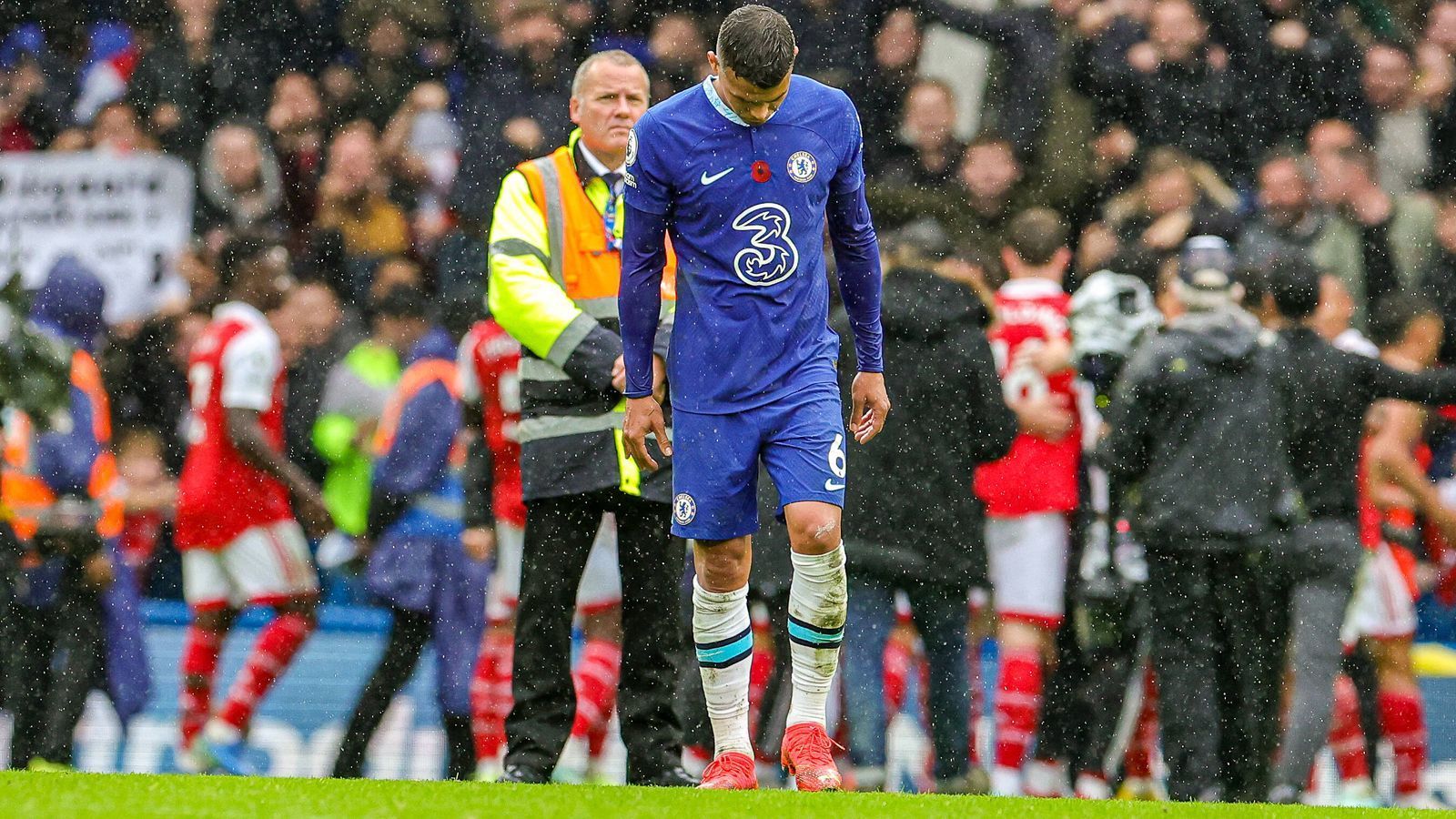 
                <strong>Saison ohne Titel?</strong><br>
                Titelchancen haben die Londoner in dieser Saison kaum mehr. Gleich zwei Mal wurde man von Manchester City aus dem Pokal befördert und in der Liga ist ein Meistertitel mit 20 Punkten Rückstand auf die Spitze praktisch ausgeschlossen. Bleibt lediglich der Champions-League-Sieg, um die potenzielle "Seuchen"-Saison doch noch zu retten. In Anbetracht der aktuellen Form der "Blues" erscheint der Traum vom Henkelpott jedoch unerreichbar.
              