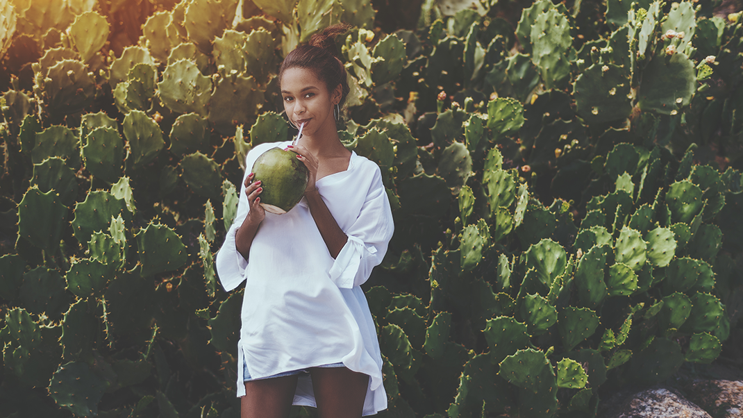 Die Kokosnuss schmeckt nicht nur gut, sondern ist auch ein wahres Beauty-Wundermittel. Haare, Zähne, Haut – wir verraten euch, wann ihr auf Kokosnussöl setzen solltet.