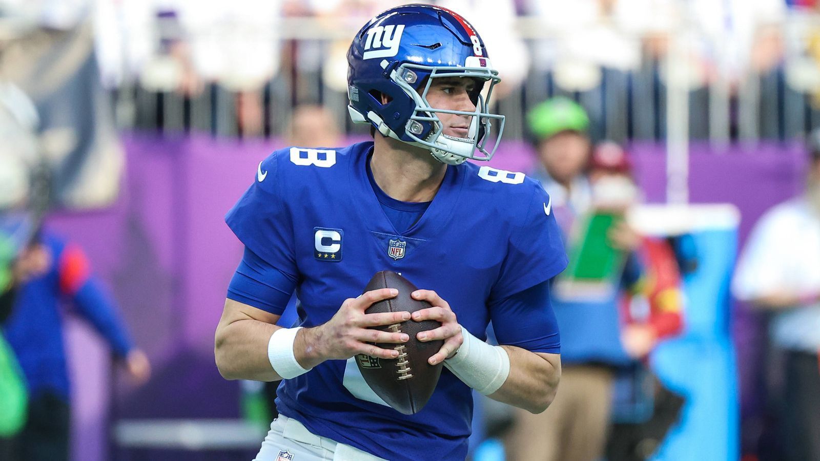 
                <strong>Daniel Jones</strong><br>
                Die Zukunft von Daniel Jones bei den New York Giants ist ungewiss. Der Quarterback spielt statistisch die beste Saison seiner Karriere. Doch die Stimmung in New York verfinstert sich. Nach einem starken Saisonstart geriet die Mannschaft ins Straucheln und gewann nur eines der letzten sechs Spiele. Dies fällt auch auf Jones zurück. Die 5th-Year-Option haben die Giants verstreichen lassen. Sofern sie sich auf keinen neuen Vertrag einigen, stehen ihm alle Türen offen – womöglich auch bei den Raiders?
              