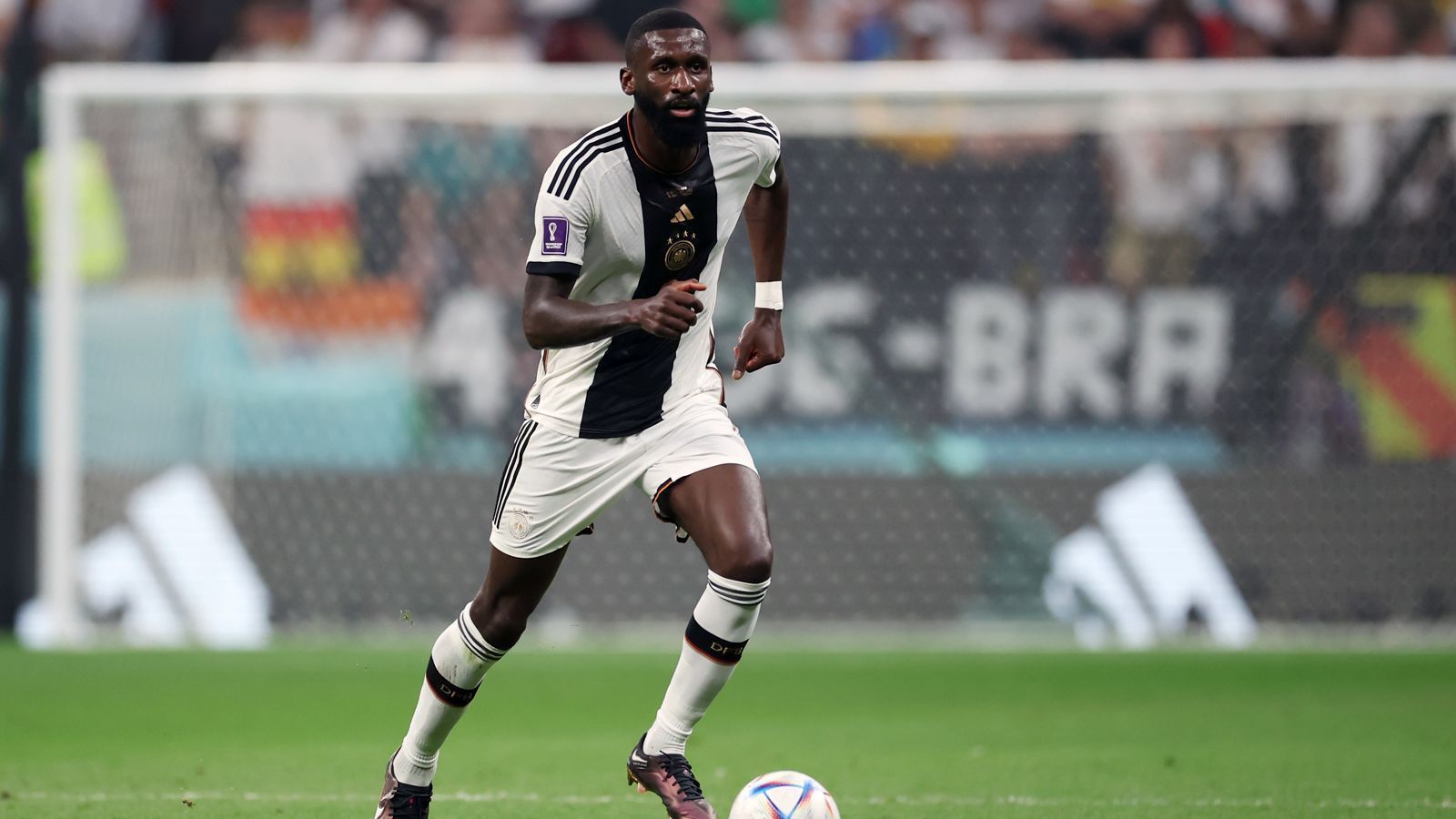 
                <strong>Antonio Rüdiger</strong><br>
                Bei Real Madrid war Antonio Rüdiger im Herbst eine feste Größe und ein verlässlicher Leistungsträger und auch bei der WM in Katar war der deutsche Abwehrchef trotz teilweise wackliger Nebenleute eine der wenigen positiven Erscheinungen. Besonders beim 1:1 gegen Spanien war er der erhoffte Fels in der Brandung (ran-Note: 2). ran-Durchschnittsnote: 3,00
              