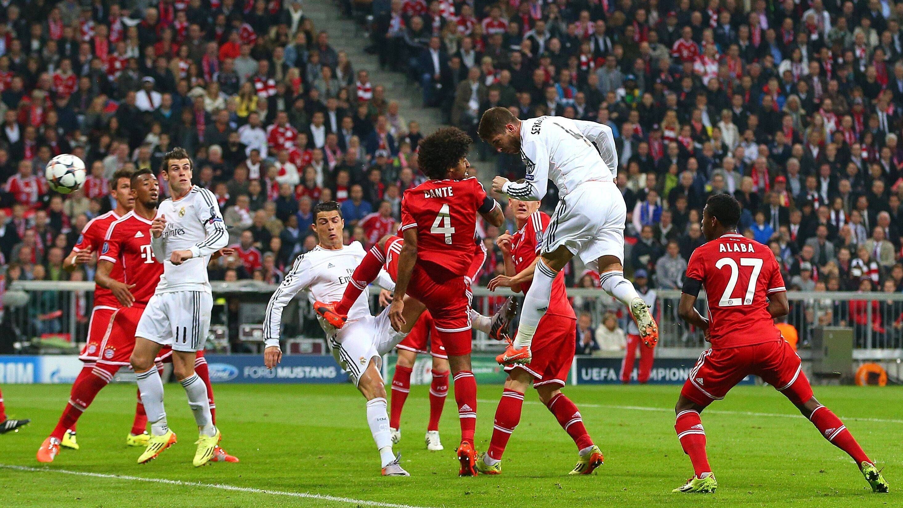 <strong>29. April 2014: Peps größter Fehler</strong><br> 0:1 in Madrid. Alles noch drin im Halbfinal-Rückspiel 2013/14. Doch Pep Guardiola, in seiner ersten Saison beim damals amtierenden Champions-League-Sieger, begeht vor dem Rückspiel in München den ihm zufolge "größten Fehler meiner Karriere", indem er die Mannschaft die Taktik bestimmen lässt. Die Bayern, auf totale Offensive gepolt, laufen Carlo Ancelottis Real ins offene Messer - 0:4!