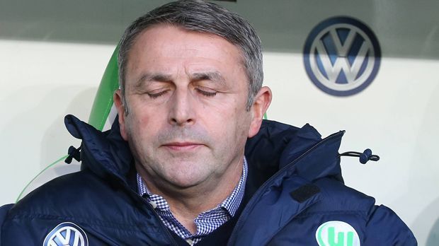 
                <strong>Dezember 2016: Manager Allofs muss gehen</strong><br>
                Wenige Tage darauf folgte der nächste Paukenschlag: Manager Klaus Allofs musste seinen Posten räumen – nach der 0:5-Klatsche beim FC Bayern. Transferflops wie Draxler, Schürrle oder Kruse wurden ihm zum Verhängnis, angeblich soll auch das Vertrauensverhältnis zwischen Allofs und der Wolfsburger Mannschaft ramponiert gewesen sein. Die sportliche Talfahrt tat schließlich ihr Übriges.
              