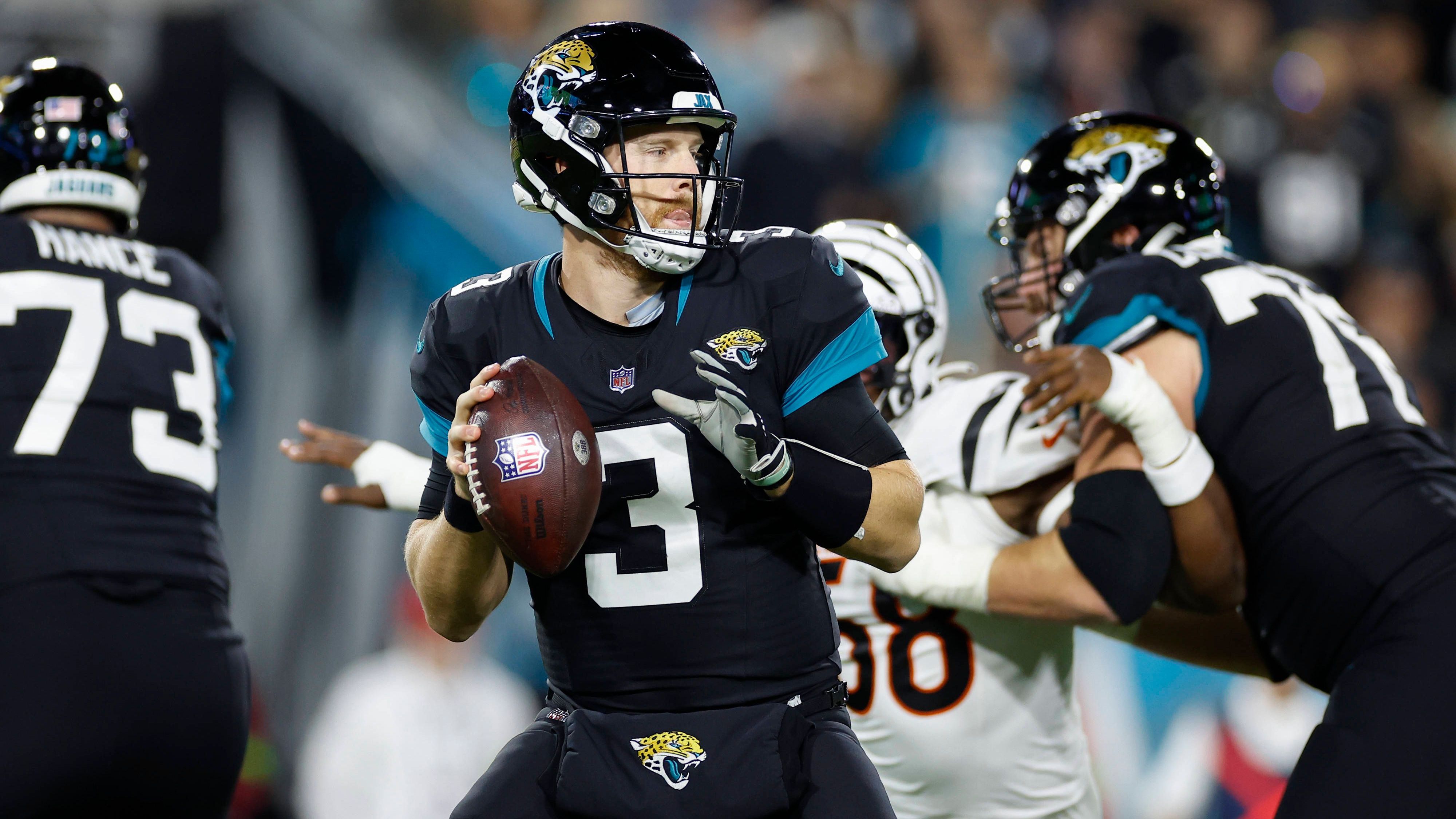 <strong>Jacksonville Jaguars: C.J. Beathard startet</strong><br>Mit einer Bilanz von 8-4 steht die Franchise derzeit auf Platz vier in der AFC. Nur aufgrund der Tie Breaker-Regelung liegt man mit gleichem Record hinter den Kansas City Chiefs. Auch Platz eins, den die Miami Dolphins (9-3) inne haben, ist in Reichweite. In Woche 14 bekommt es Backup C.J. Beathard mit den Cleveland Browns zu tun, danach wartet der Kracher gegen die Baltimore Ravens (9-3).