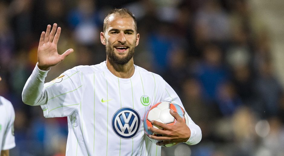 
                <strong>Bas Dost</strong><br>
                Bas Dost (VfL Wolfsburg): Der Stürmer setzt sich bei den Wölfen selbst auf die Liste der bevorstehenden Wechsel, nachdem sich Dost bereits mit Sporting Lissabon auf einen Transfer geeinigt haben soll. "Ich gehe davon aus, dass das klappen wird", erklärte der Niederländer nach seinem womöglich letzten Bundesliga-Spiel im Trikot der Grün-Weißen. Sein Wechselwunsch hängt auch mit der Verpflichtung von Mario Gomez zusammen, der in Dosts Augen Offensivkraft Nummer eins in Wolfsburg sein wird. Und was sagt der Klub zu dem potentiellen Transfer? "Es könnte darauf hinauslaufen, aber wir werden das in den nächsten Tagen in Ruhe entscheiden", meint Manager Klaus Allofs.
              