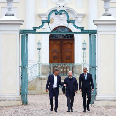 Scholz, Habeck und Lindner am Ende der zweitägigen Halbzeitklausur auf Schloss Meseberg bei Berlin