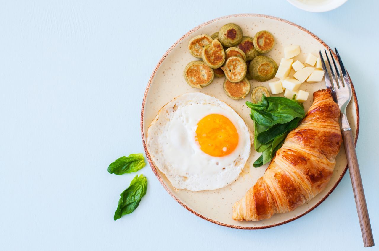 Herzhaft: Mini-Pfannkuchen mit Spinat als Beilage zum Frühstücksei.